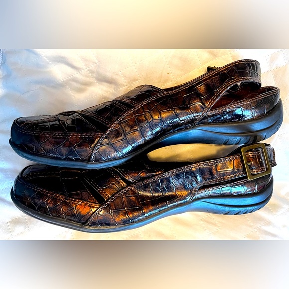 Easy Street Comfort Wave Alligator skin sandals in brown/copper, size 9M. - Picture 3 of 4